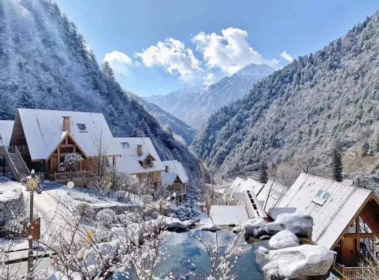 古尔沟国际温泉康养度假区：四川最美的雪山下的温泉康养胜地